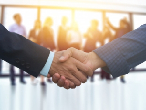 so sánh đại diện cho thương nhân và ủy thác mua bán hàng hóa