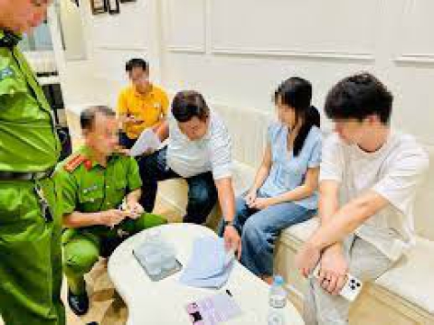 Vụ quán cà phê 'hẹn hò' dùng gương 1 chiều: Chủ quán nói có đưa trang phục 'bảo hộ' cho bạn nữ