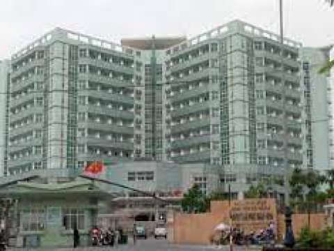 Mâu thuẫn với vợ, người chồng lấy kéo đâm con ruột mới 22 ngày tuổi thủng bụng.