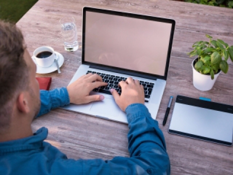 Vẫn làm việc khi hết hạn hợp đồng lao động, những điều người lao động nên lưu ý?